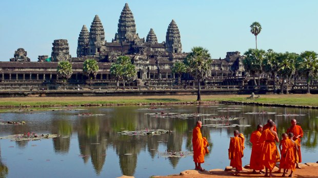Buddhist-monks-in-front-of-the-reflection-pool-at-Angkor-Wat-Cambodia