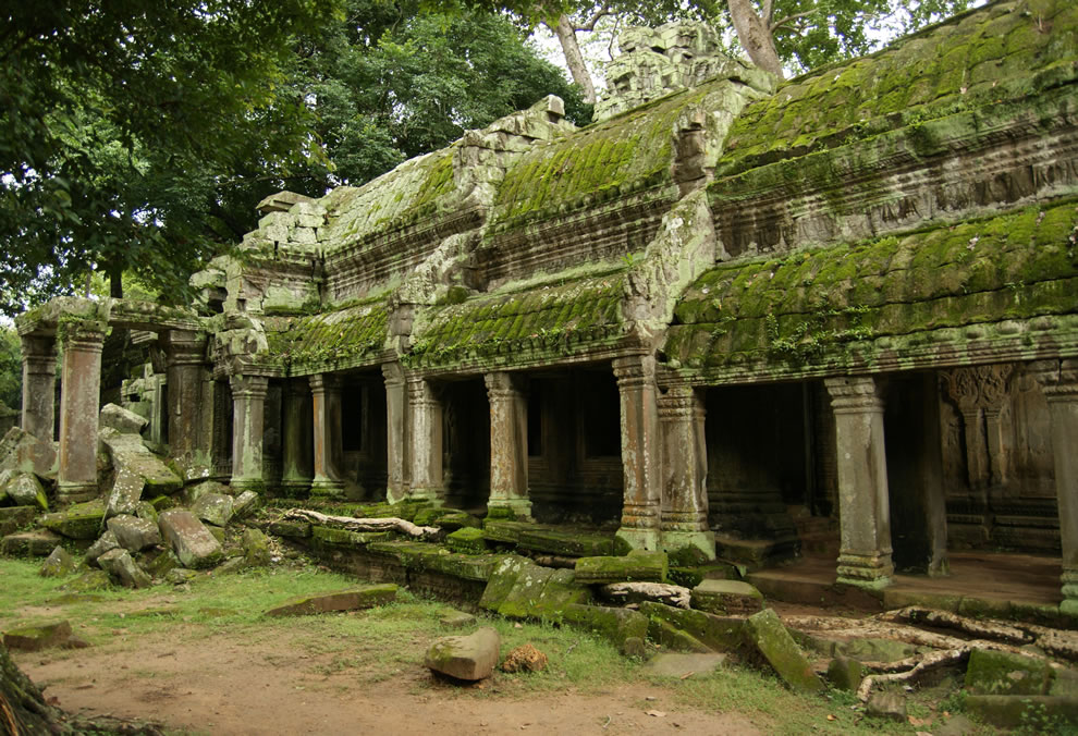 Zrujnowane zabudowy Finely-carved-reliefs-and-corridors-from-the-ruins-of-the-buddhist-temple-of-angkor