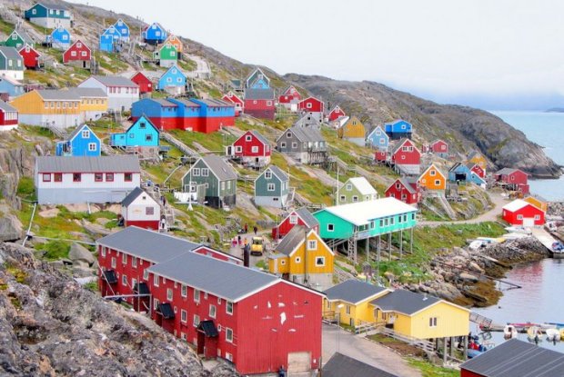 411365d1353810559-beautiful-greenland-colourful-20houses-20in-20green-20land.-20-282-29